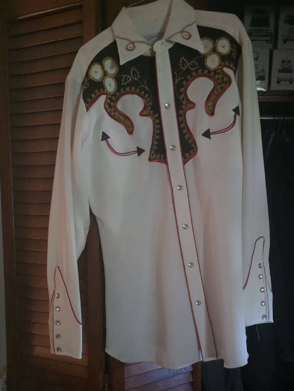 Embroidered White Western Dress Shirt with Decorative Accents